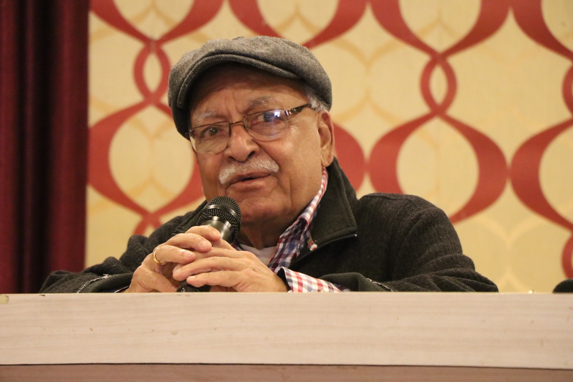  लोकतन्त्र सुदृढीकरणः नागरिक सरोकार, सहभागिता र जावफदेहिता विषयमा महासंघका राष्ट्रिय कार्यशाला गोष्ठीलाई सम्बोधन गर्दै कार्यक्रमका प्रमुख अतिथि एवं महासंघको पूर्वसभापति किशोर नेपाल । 