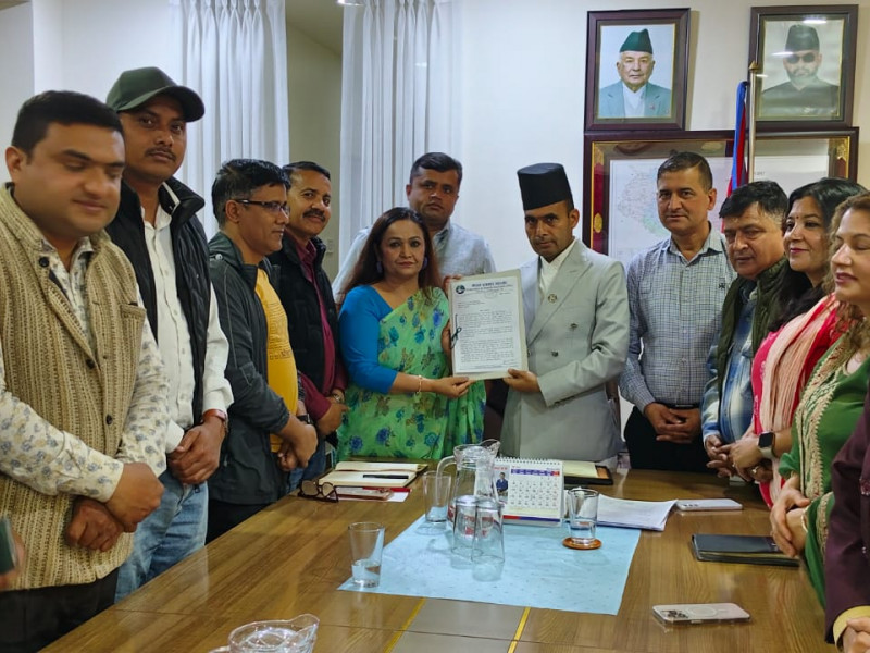 नेपाल पत्रकार महासंघले सञ्चार तथा सूचना प्रविधिमन्त्री  डा.बिक्रम तिमिल्सिना लाई भेटेर सरकारले सरकारी सञ्चारमाध्यममा मात्र सरकारी सूचना प्रकाशन र प्रसारण गर्ने निर्णय र नेपाली सञ्चारमाध्यमको समस्याका बारेमा सरकारलाई ज्ञापनपत्र बुझाएकाे छ 