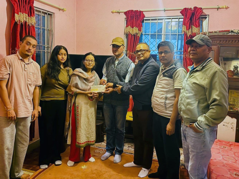 स्वर्गीय उपाध्यायको परिवारलाई सहयोग रकम हस्तान्तरण